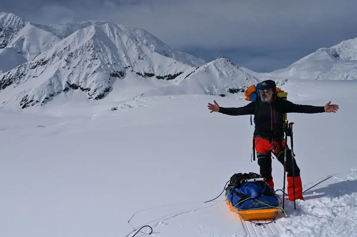 Jakub Knobloch transportiert Ausrüstung auf einem Schlitten.