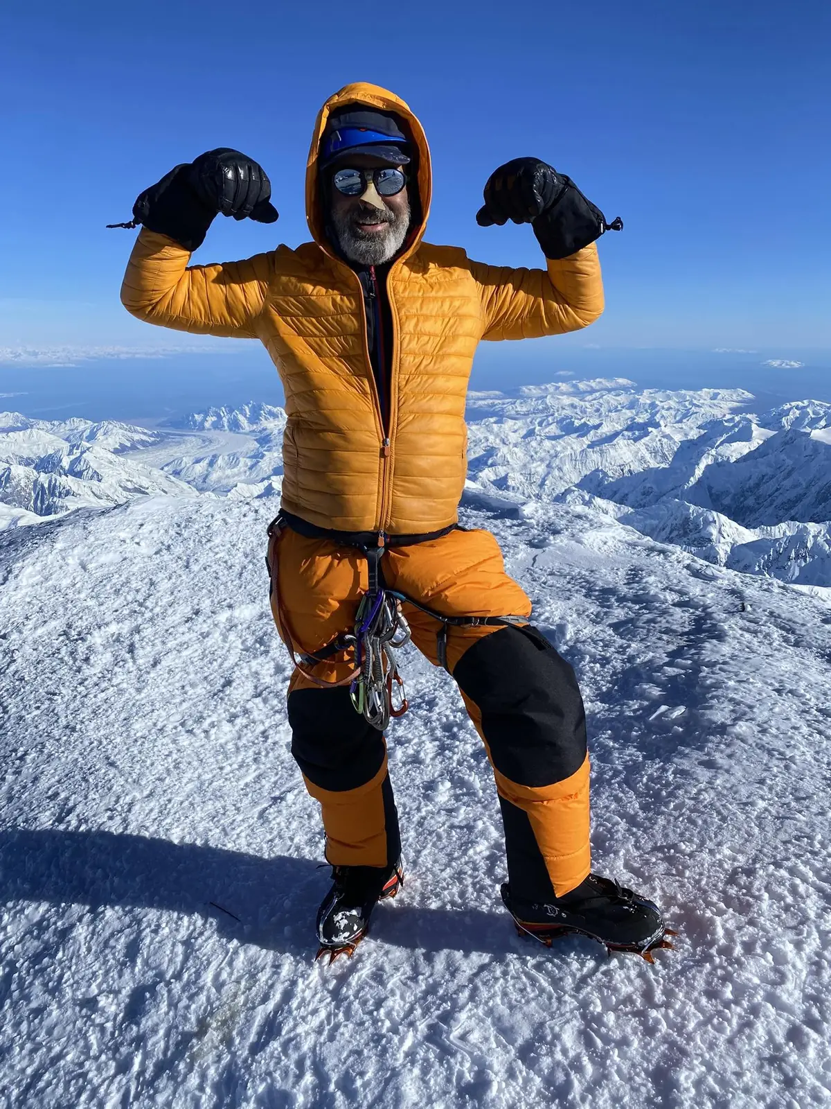 Jakub Knobloch in Siegerpose auf dem Gipfel des Denali.