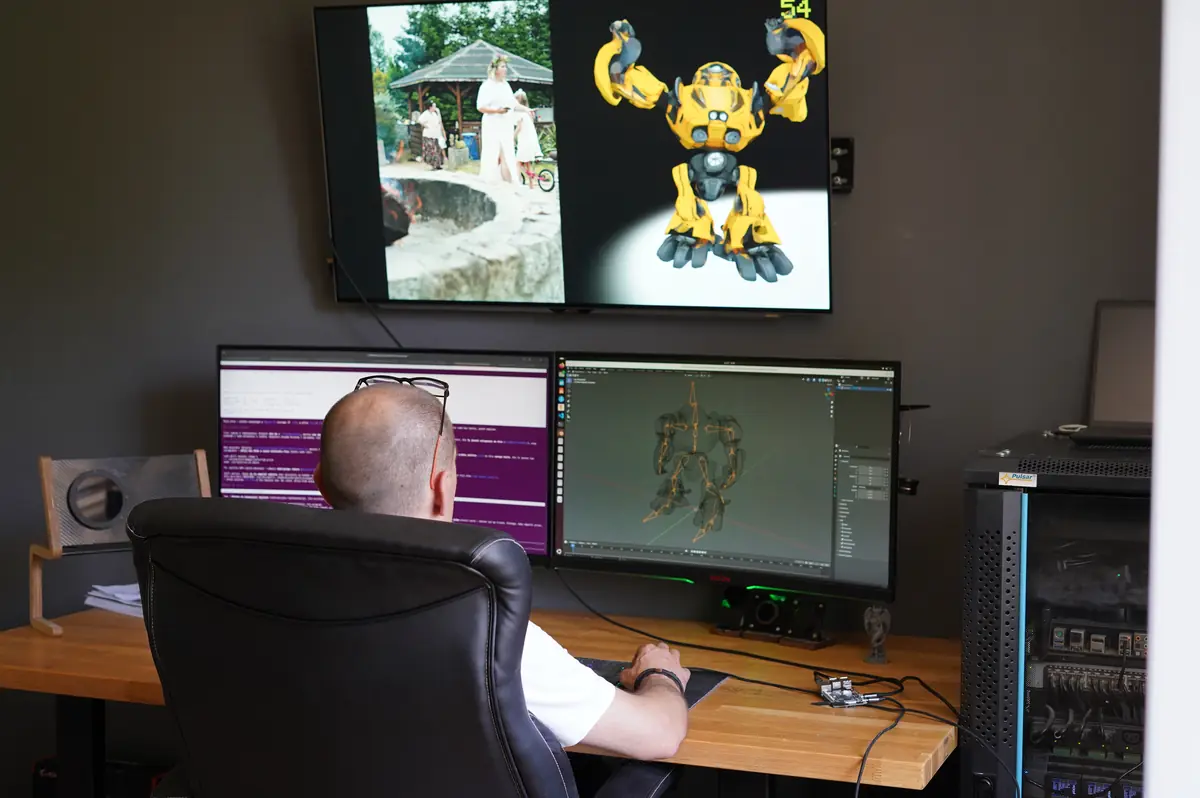 Prace nad trójwymiarowym robotem Grindax przy stanowisku projektowym.