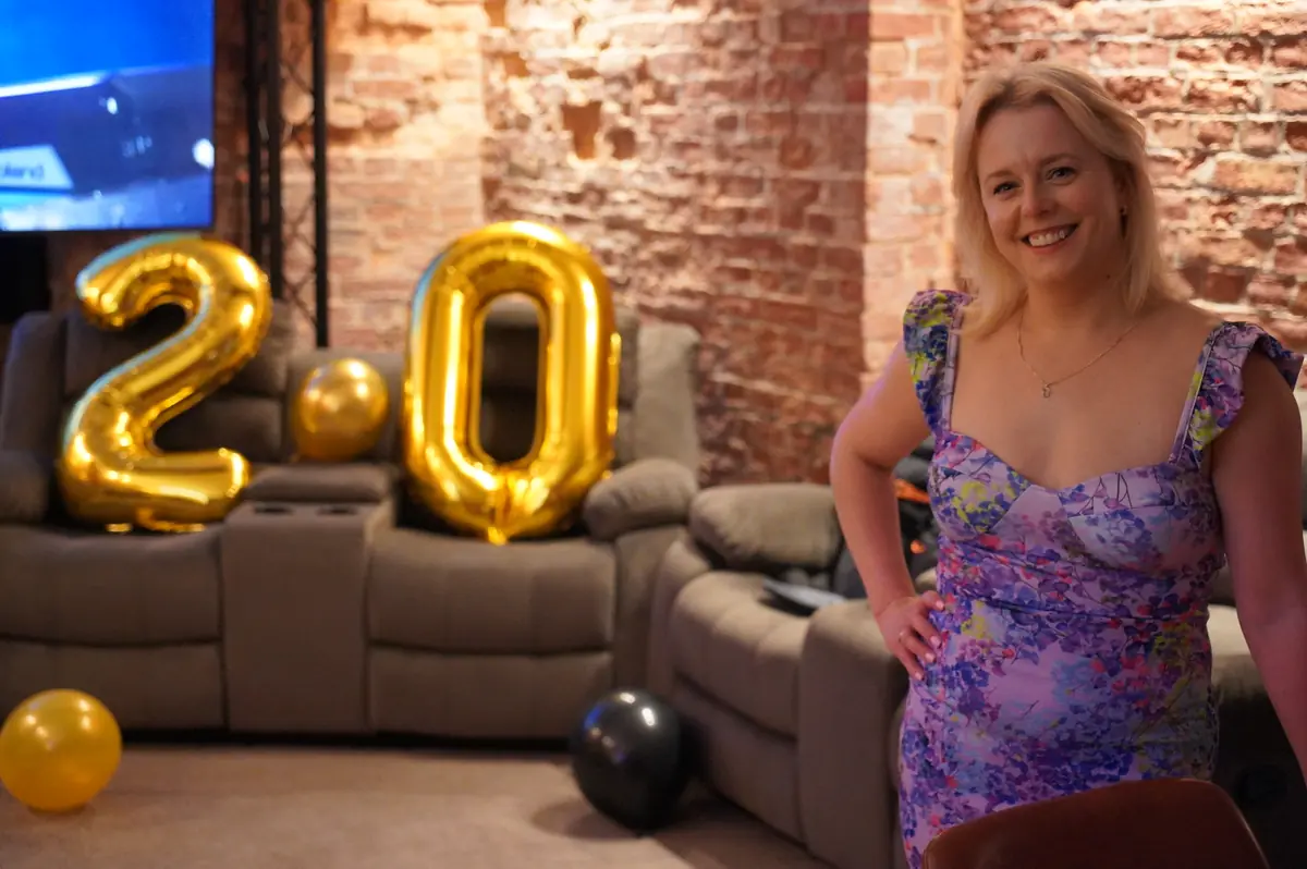 Dorota podczas przyjęcia urodzinowego w udekorowanej Kropce.