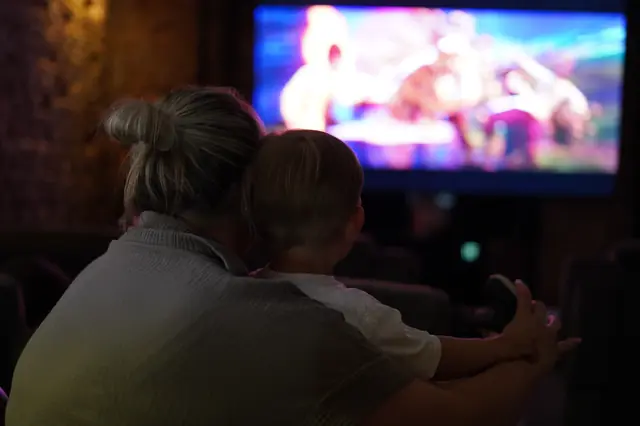 Mutter und Kind bei einer privaten Filmvorführung.
