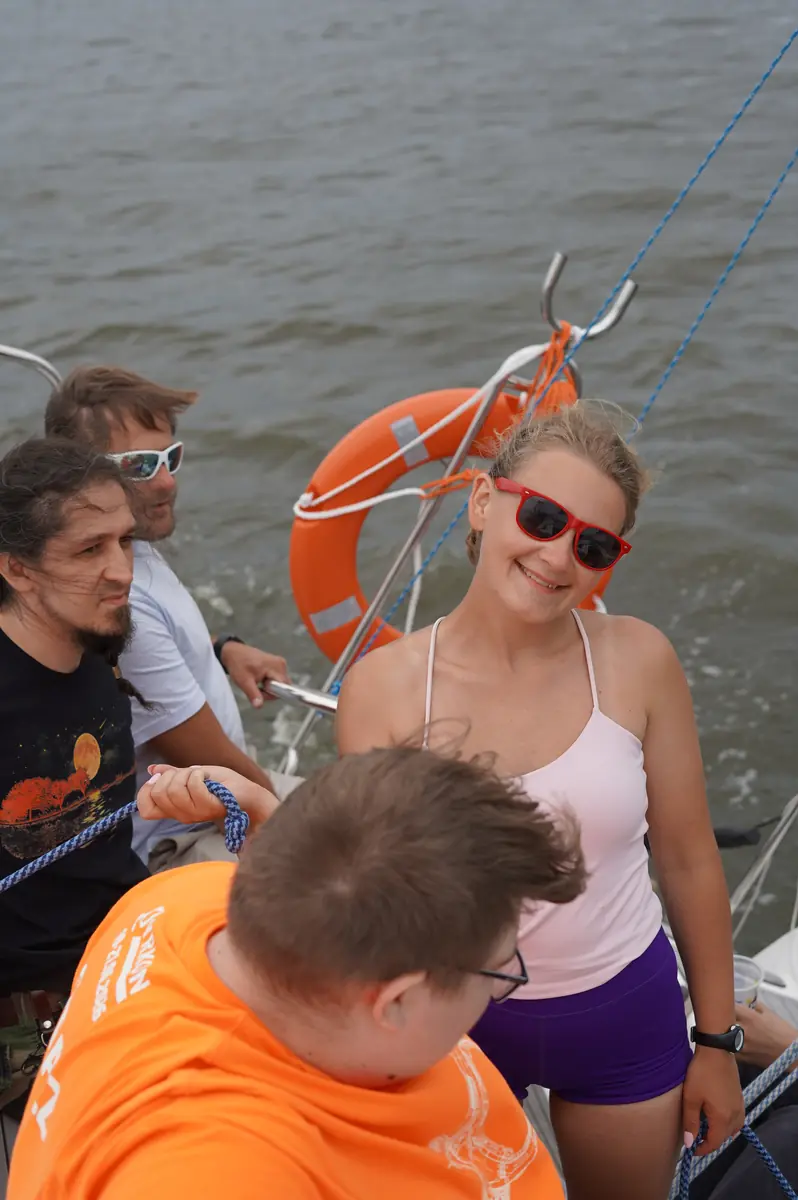 Crew an Bord einer Yacht auf dem Weg nach Lubczyna