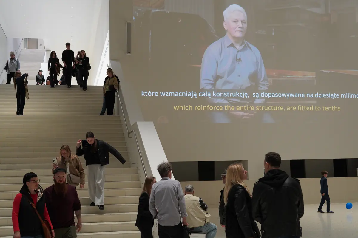 Besucher im Foyer der Philharmonie.