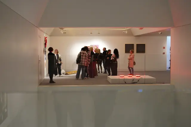 Publikum bei der Ausstellung.