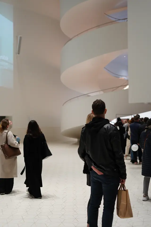 Besucher unter der Wendeltreppe der Philharmonie.