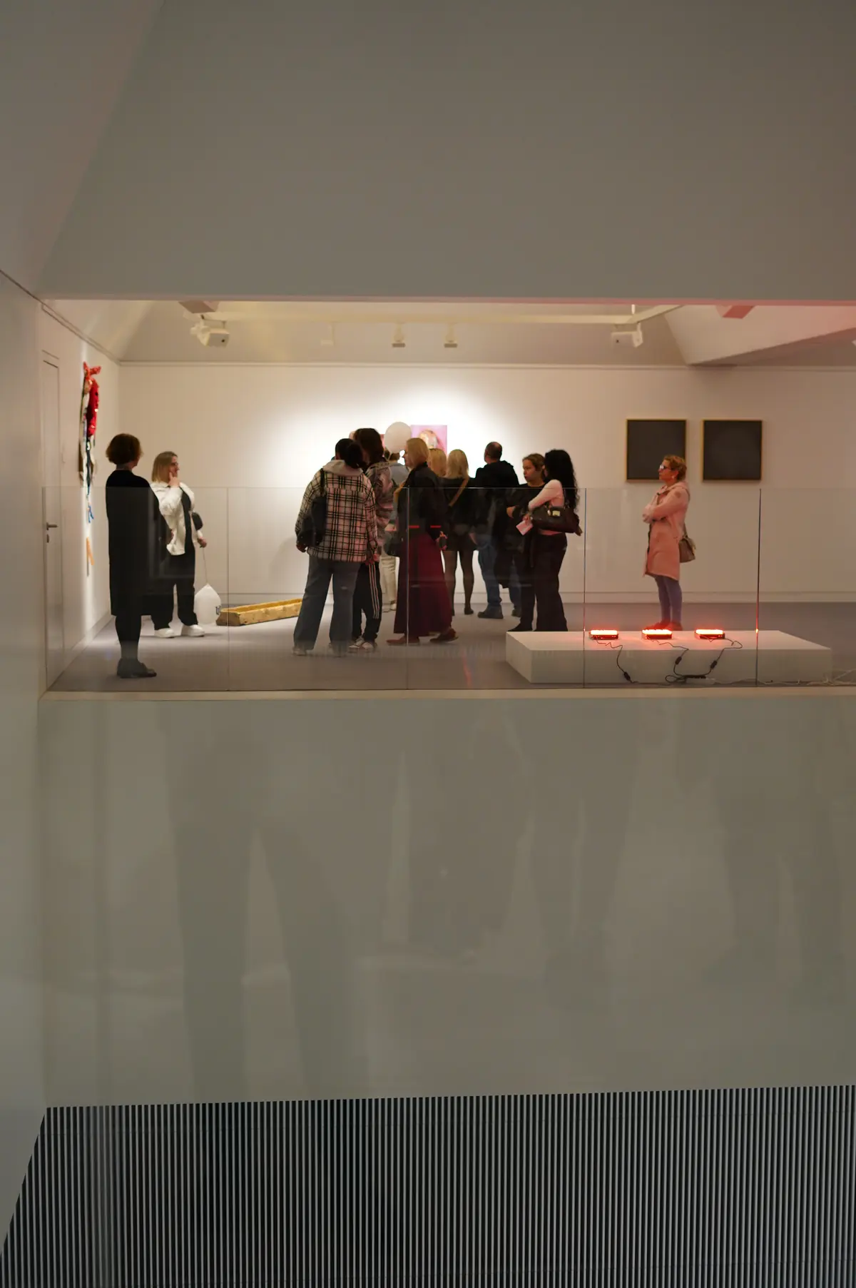 Blick auf die Ausstellung von der Galerie.