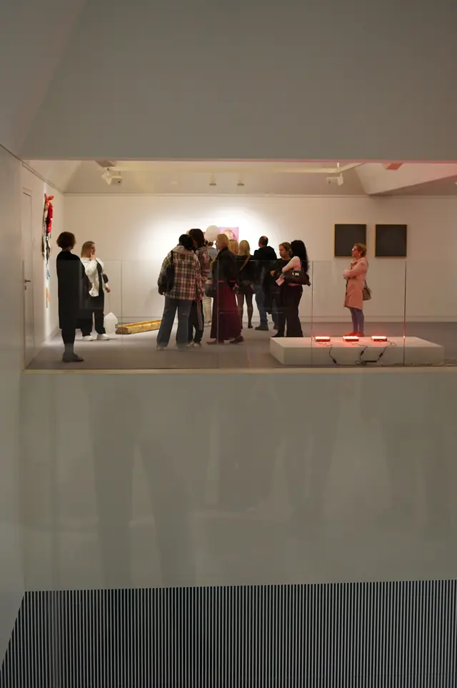 Blick auf die Ausstellung von der Galerie.