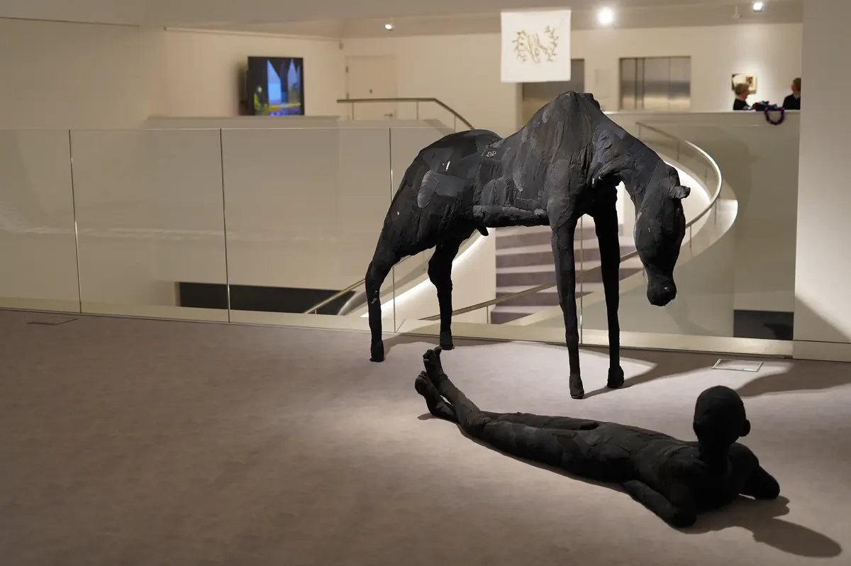 Räumliche Objekte und Skulpturen in der Galerie der Philharmonie.