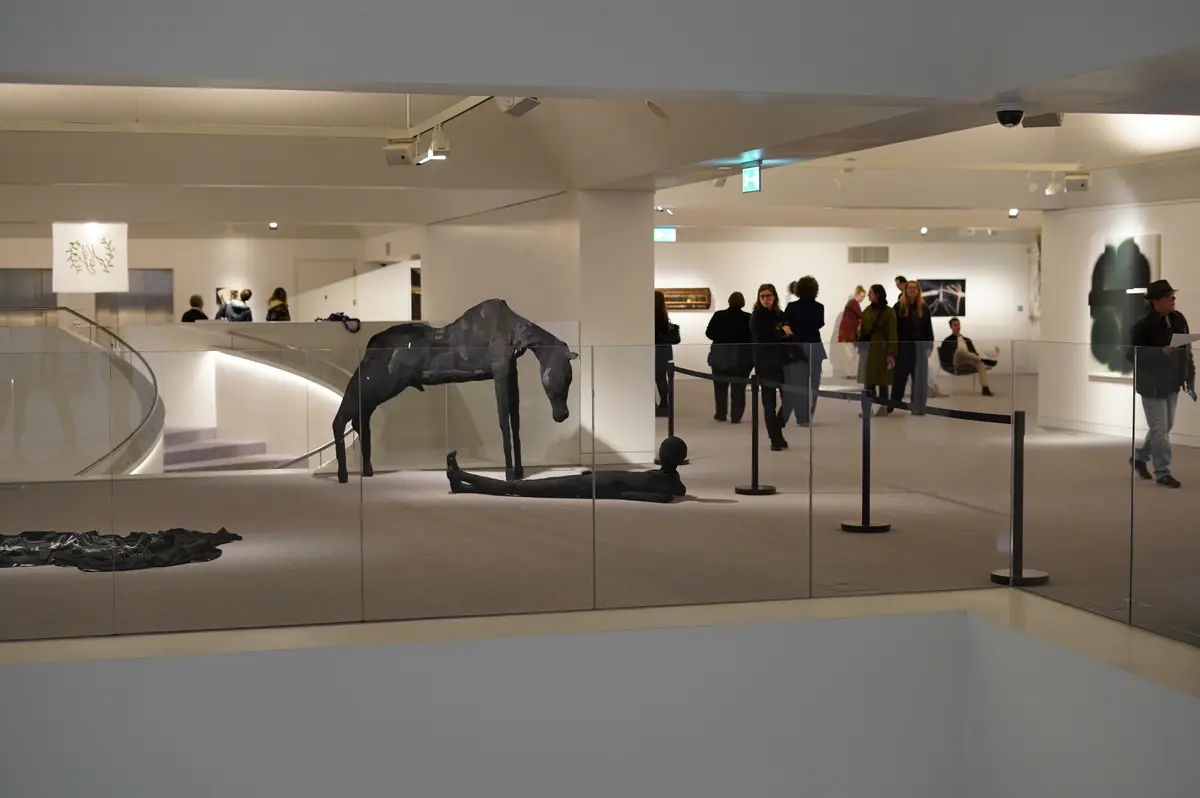 Besucher in der Galerie der Philharmonie.