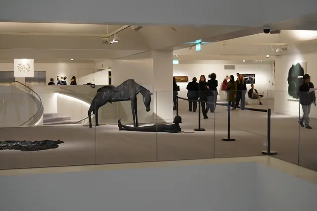 Publikum in der weißen Ausstellungshalle.