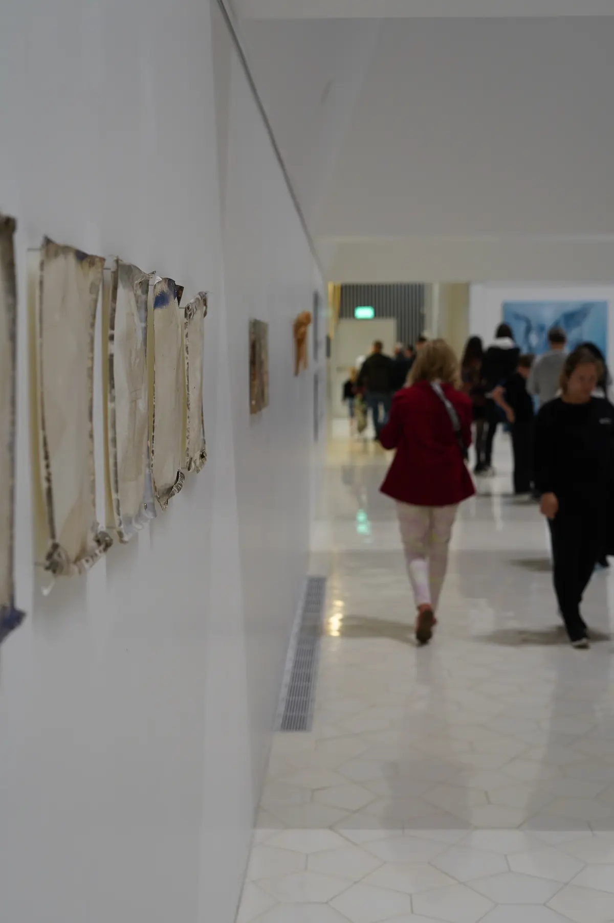 Besucher im Korridor durch die Ausstellung.