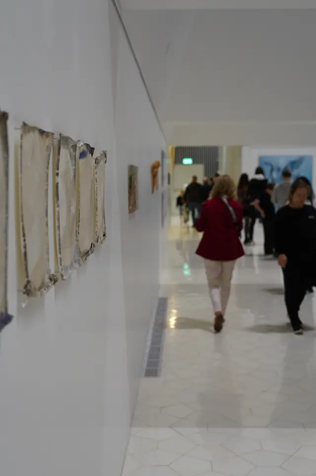 Besucher im Korridor durch die Ausstellung.