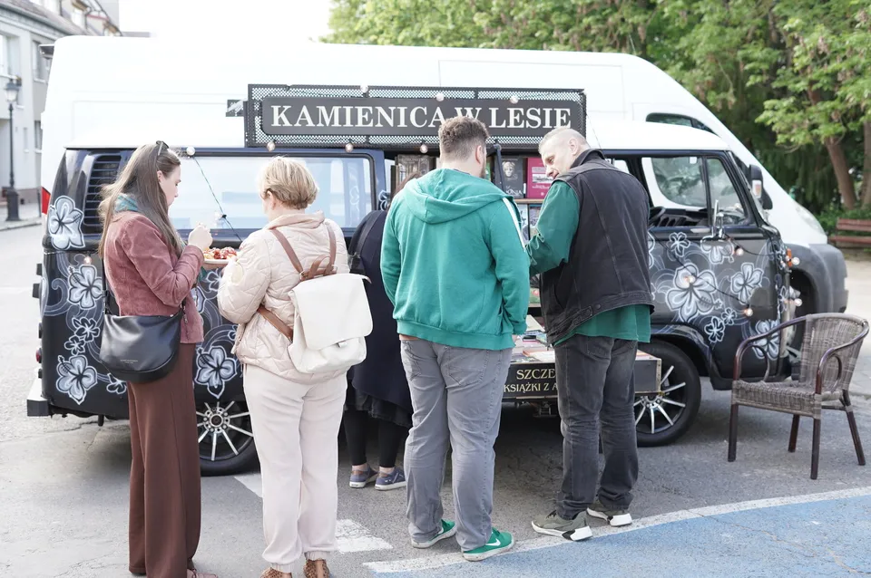 Food truck z ludźmi stojącymi w kolejce po jedzenie
