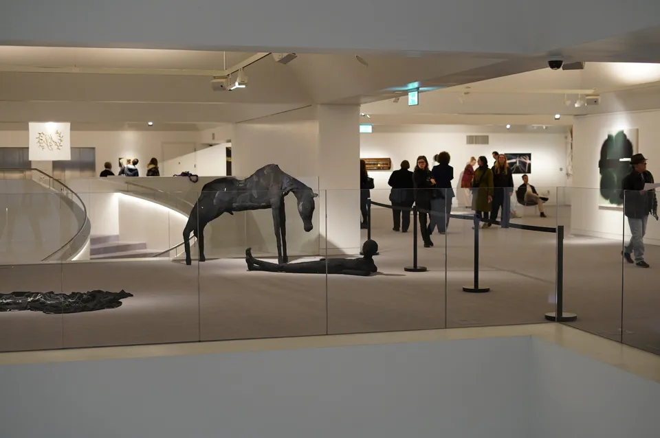 Heller Museumssaal mit Pferdeskulptur und Besuchern an den Wänden